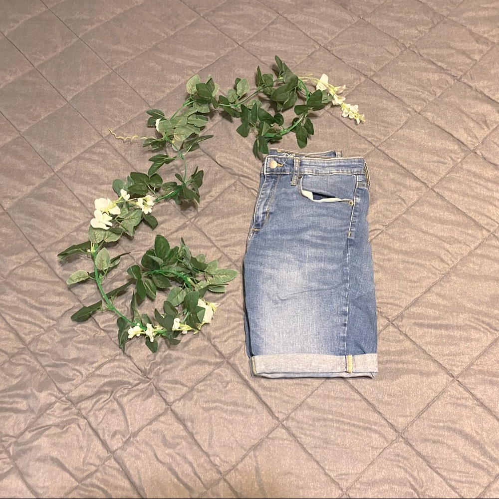 👖Universal Thread High Rise Bermuda Shorts